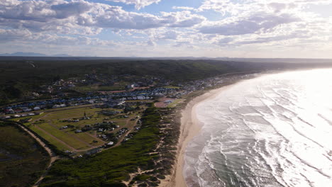 Antena-Del-Amanecer-Del-Camping-Still-Bay-Y-La-Pintoresca-Playa-De-Lappiesbaai