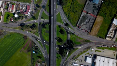 Vista-Superior-De-Drones-De-Un-Intercambio-De-Hojas-De-Trébol-En-Una-Pequeña-Carretera-En-La-Encantadora-Ciudad-De-Chalco-México