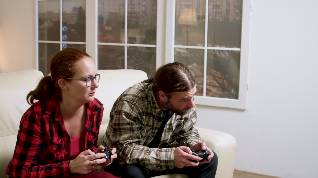 pareja jugando videojuegos en casa