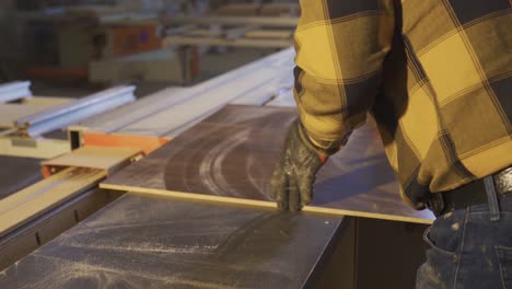 el maestro carpintero está cortando madera en el taller de carpintería.