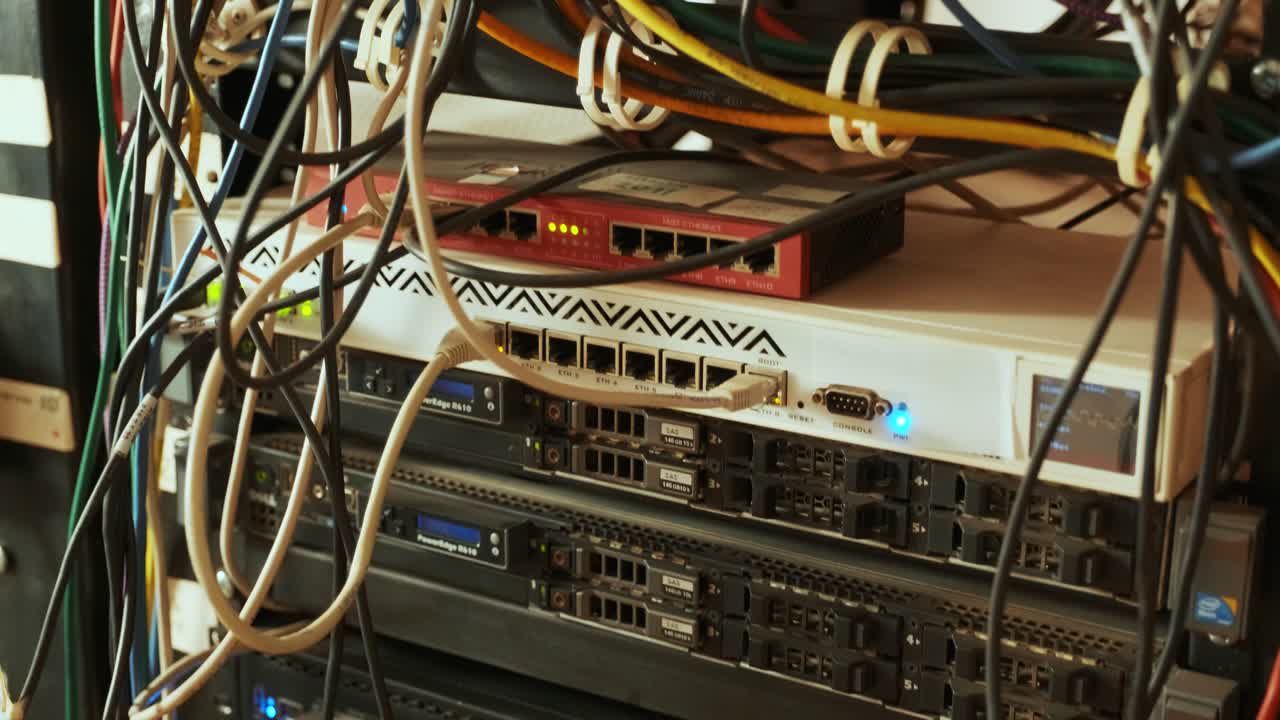 라크 캐비에 네트워크 스위치 및 이더넷 케이블: 네트워크 연결 기술 및 작업 상태를 표시하는 지표가 있습니다. 데이터 센터에 연결된 케이블을 가진 인프라 개념