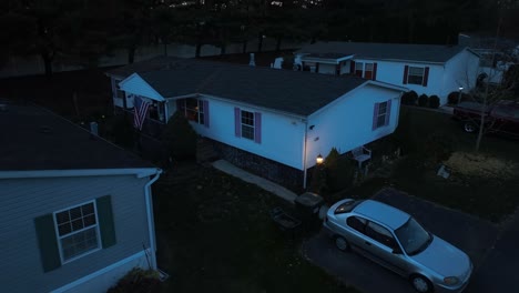 Casa-Fabricada-Con-Bandera-Americana-Y-Contraventanas-Rosas-Por-La-Noche.