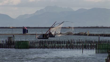 Barco-De-Pesca-Tradicional-En-La-Laguna-Missolonghi-En-Grecia