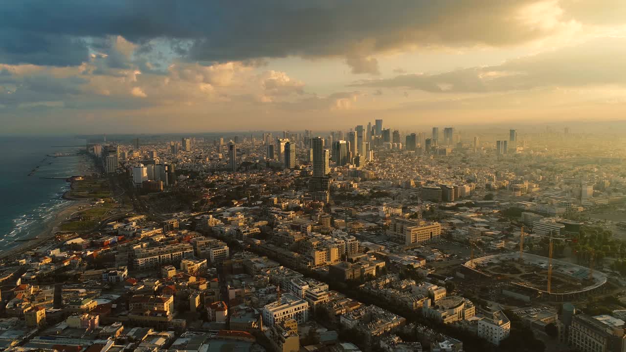 o horizonte de tel aviv a partir de um drone. fotografia aérea longa vista de horizonte super amplo. costo de céu laranja ao pôr-do-sol e edifício de escritórios em um moderno tel aviv