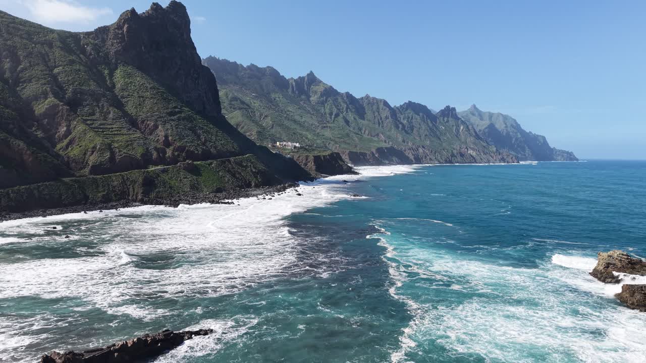 Drammatica costa nord di Tenerife, onde di schiuma che si infrangono sulla riva rocciosa, aerea.