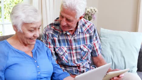 pareja de ancianos en computadora portátil y tablet