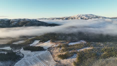 Sonnenaufgangsdrohne-Aus-Der-Luft,-Die-über-Die-Verschneite-Landschaft-In-Norwegen-Fliegt