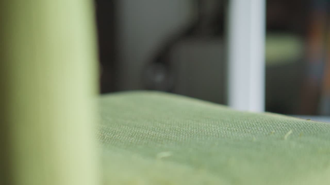 el hombre toma la llave del coche de la silla suave verde y sale de la habitación