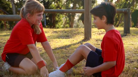 Niños-Realizando-Ejercicios-De-Estiramiento-En-El-Campo-De-Entrenamiento.