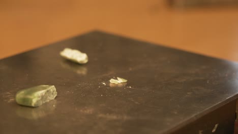rompiendo piedra verde de nueva zelanda con un martillo en cámara lenta - primer plano
