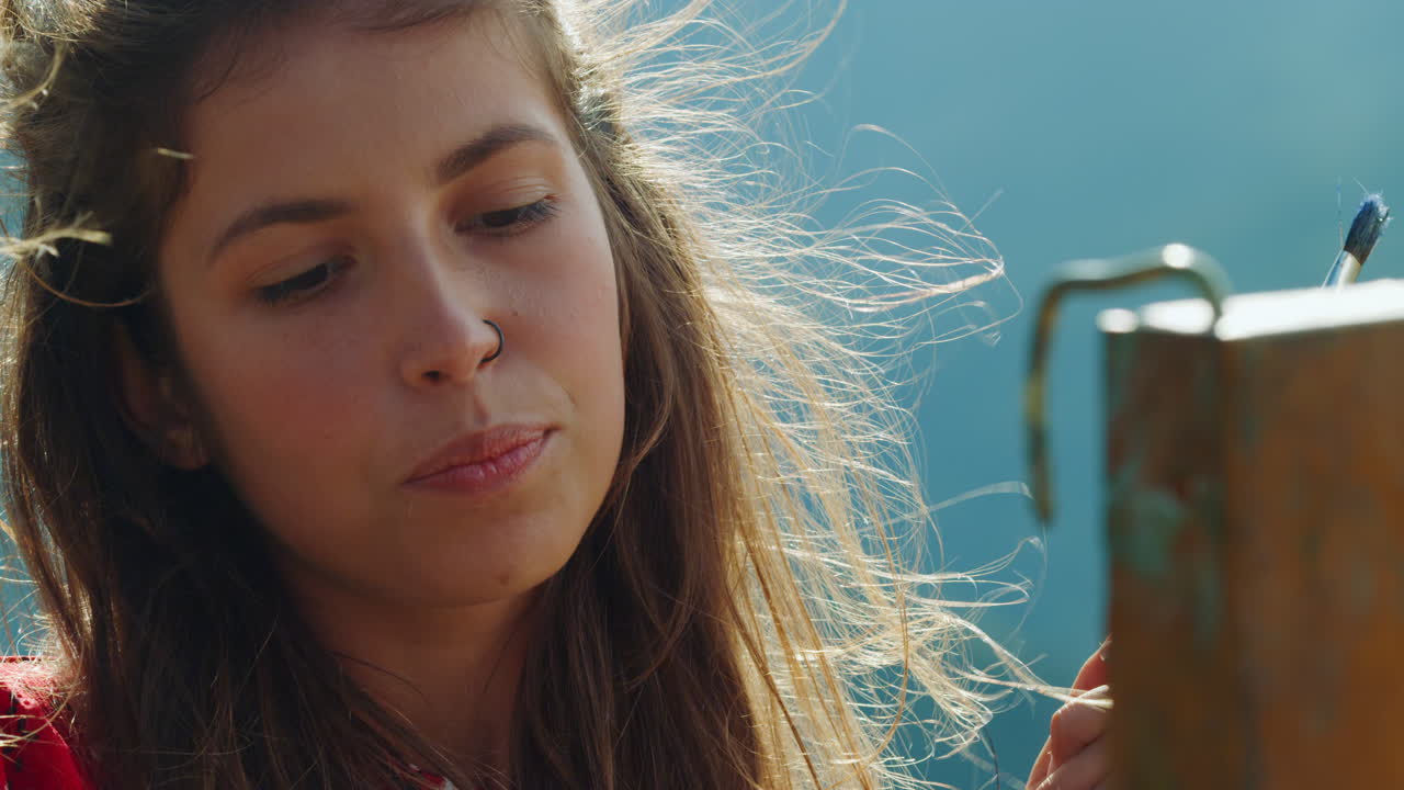 초상화 예술가 느낌 자연 그림 그림 야외. 사려 깊은 창조자 얼굴