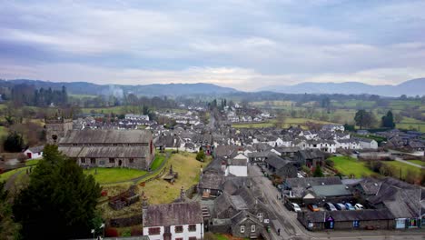 Drohne,-Luftaufnahmen-Des-Historischen-Dorfes-Hawkshead,-Einer-Antiken-Stadt-Im-Lake-District,-Cumbria