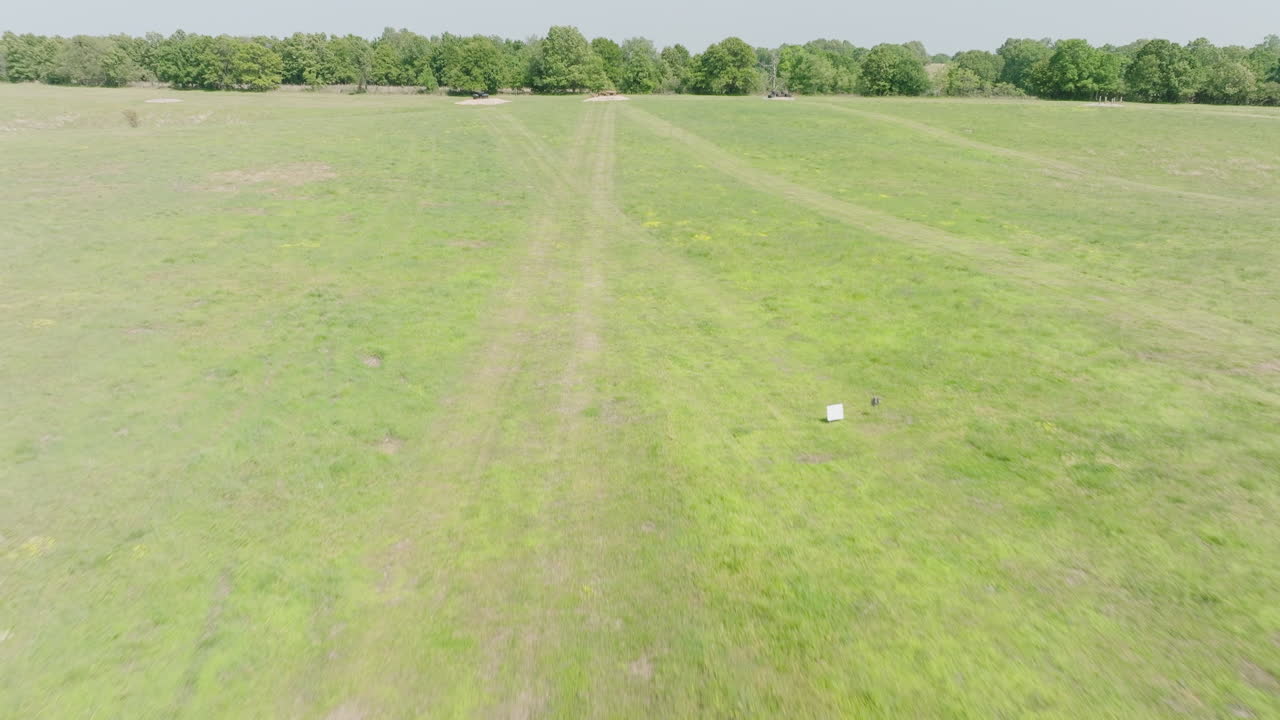 volando sobre el campo con objetivos de tiro en el campo de tiro en leach, oklahoma