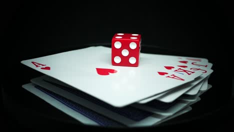 producto de tarjetas de dados de juego de póquer filmado en el tocadiscos