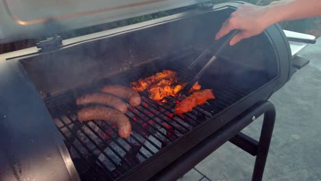 Kontrolle-Des-Fleisches-Auf-Dem-Grill