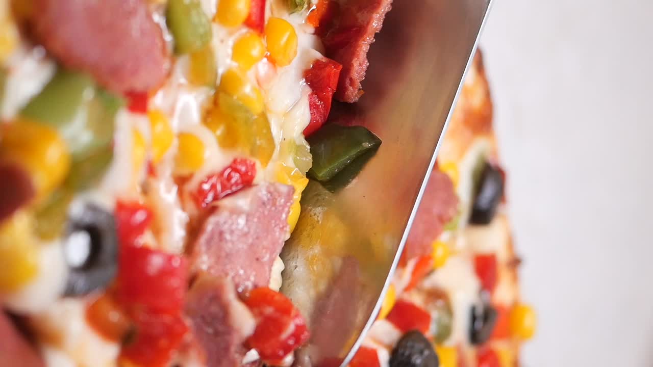 Primo piano di una pizza colorata