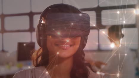 animación de la interfaz digital sobre una mujer de negocios usando auriculares vr