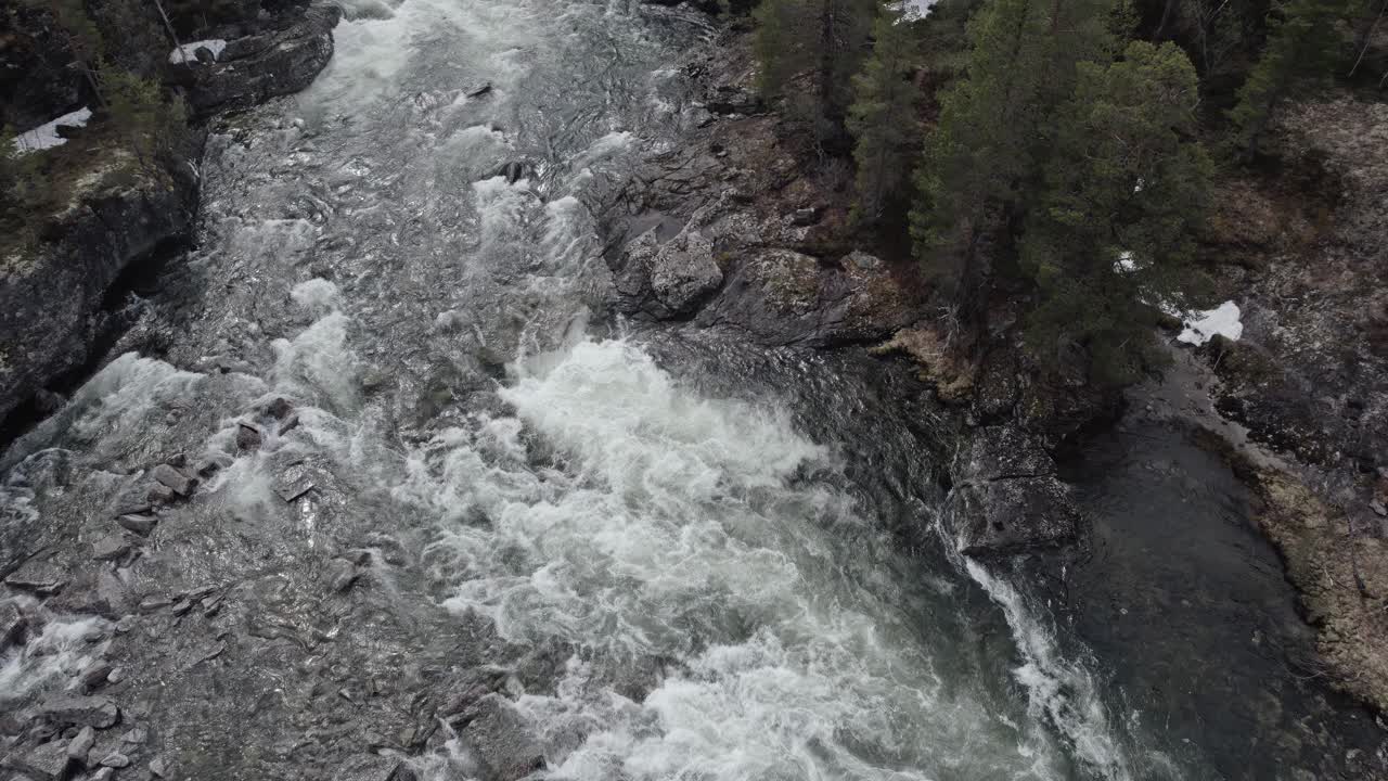 arriba, vista aérea del arroyo de la montaña rocosa