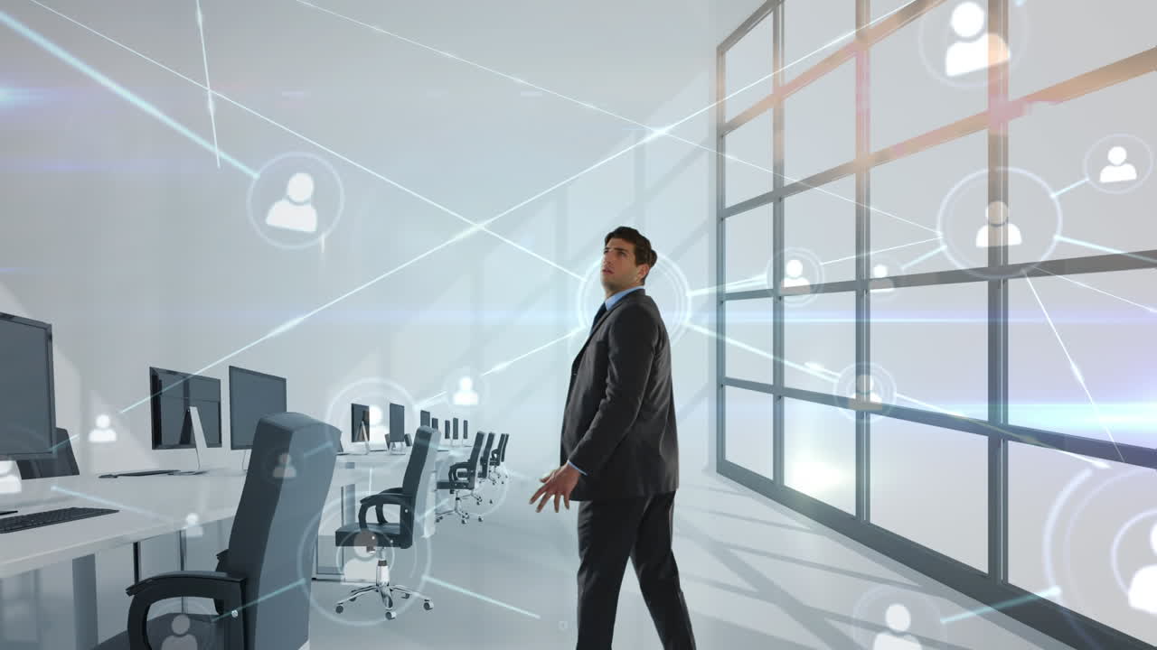 hombre de negocios tocando una pantalla que muestra hologramas