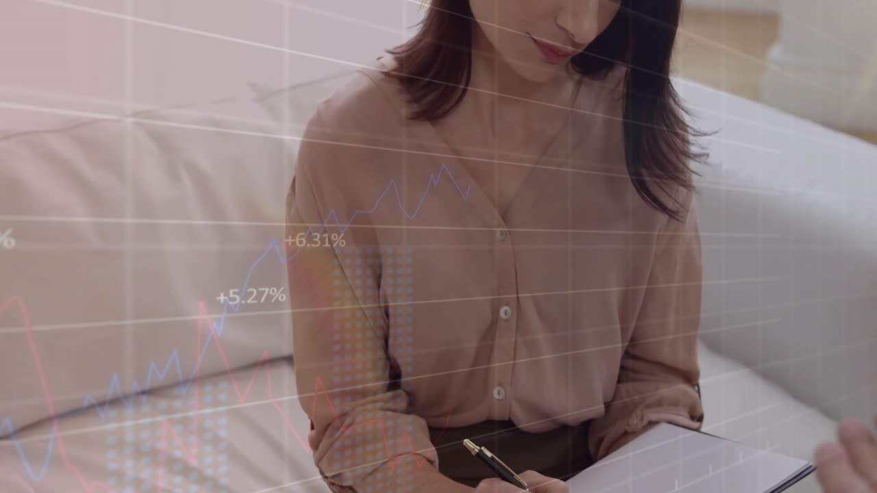 Consulente di mezza età che prende appunti con una matita mentre il cliente parla e anima scintille di sovrapposizioni di dati.