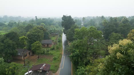 Toma-Aérea-En-Movimiento-Rápido-De-Una-Carretera-Pavimentada-Mojada-En-Handaganawa,-Una-Pequeña-Ciudad-En-Sri-Lanka