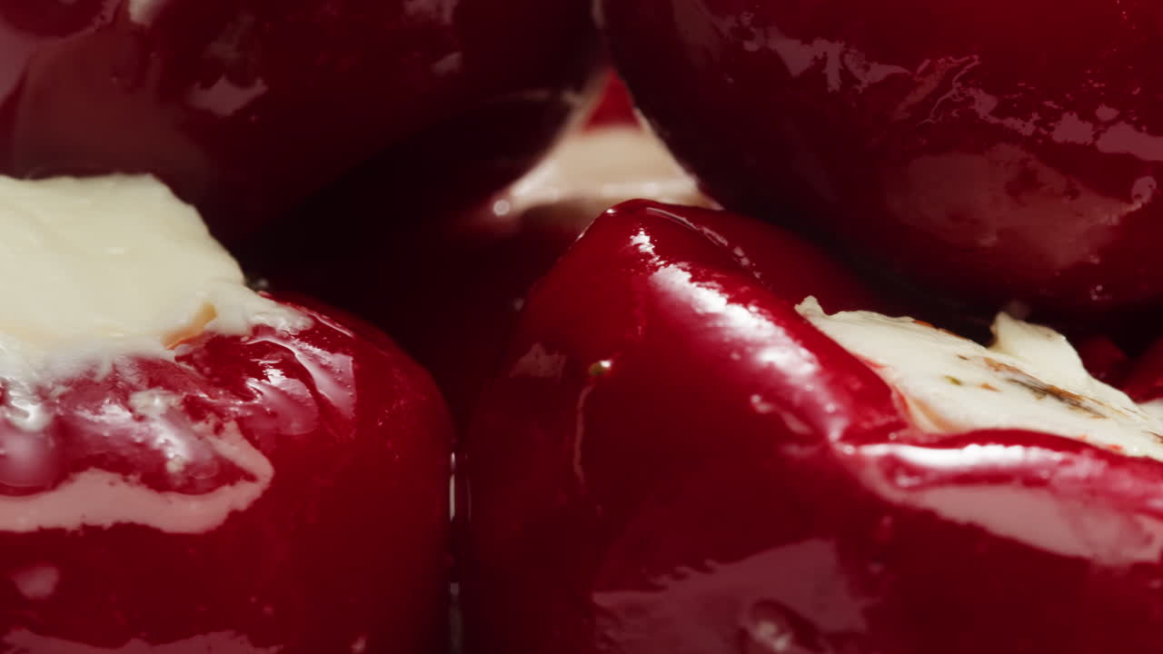 pimienta rellena con queso, restaurante italiano o español con tapas tradicionales, cocina española, deliciosas tapas saladas fermentadas y queso, tomates secos, aperitivo en la barra, buffet