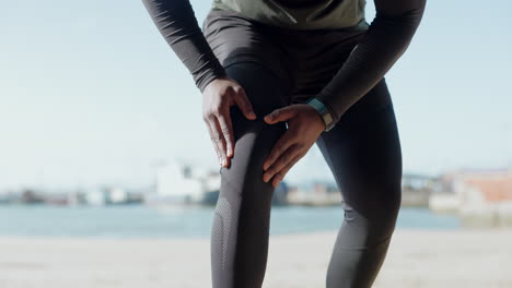 dolor de rodilla, manos y hombre corredor al aire libre