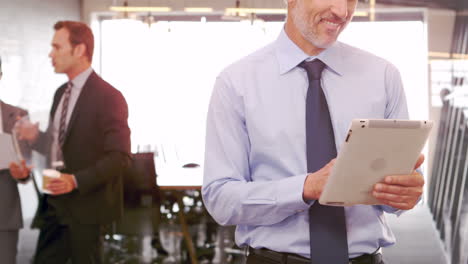 Hombre-De-Negocios-Sonriente-Usando-Tableta