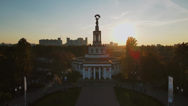 Vista aerea ravvicinata della guglia del padiglione centrale con statua al tramonto presso VDNH Kiev