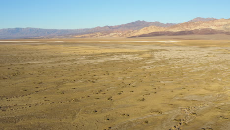 vista aérea sobre terreno áspero, accidentado, cálido y seco del parque nacional del valle de la muerte