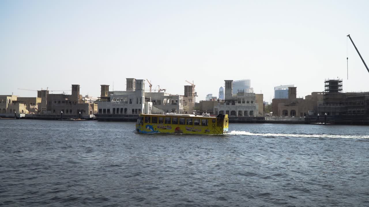 autobús anfibio conduciendo por dubai creek