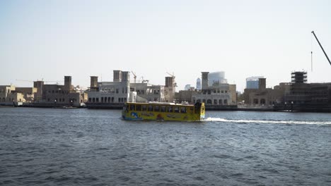 autobús anfibio conduciendo por dubai creek