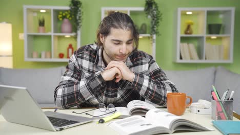 un joven estresado aburrido de mirar libros.