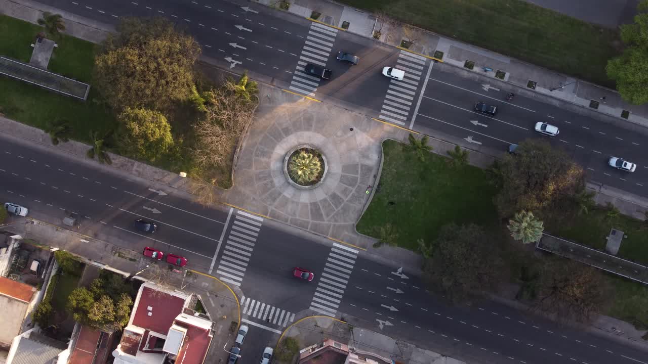 toma de órbita aérea del tráfico en una autopista de varios carriles con bulevar en buenos aires, 4k