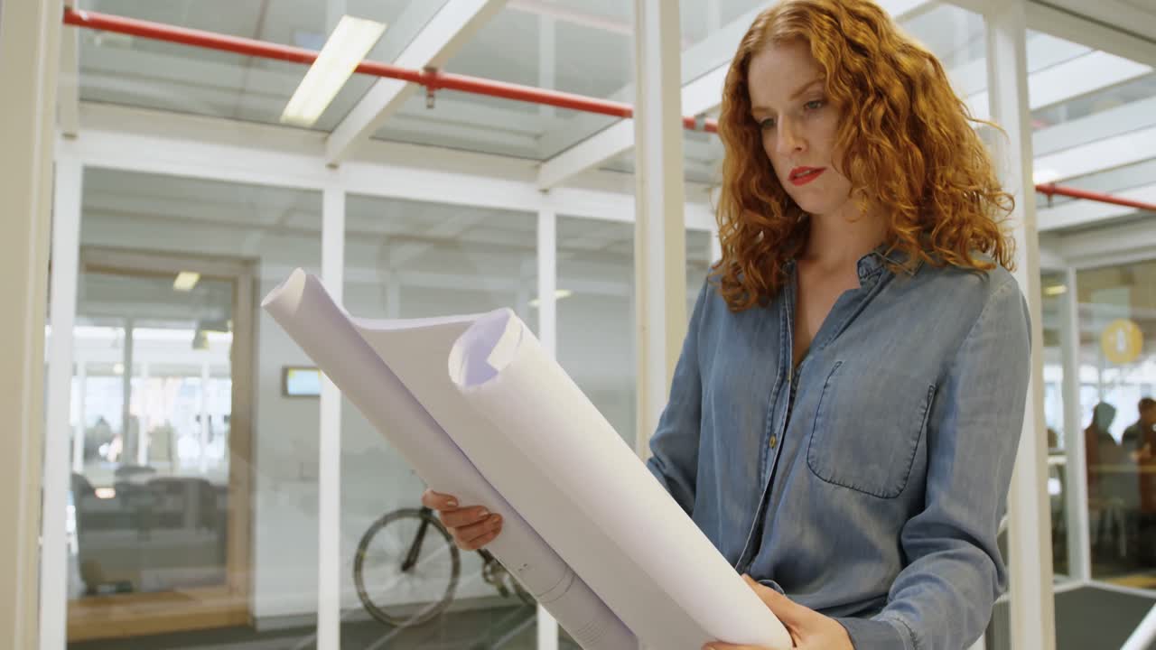 arquitecta mujer mirando el plano 4k