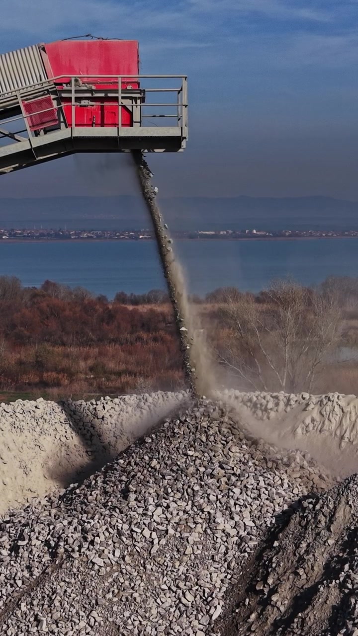 Cava che mostra il sistema di trasporto e l'impilaggio del materiale