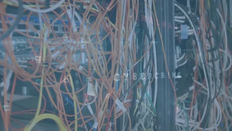 animación del procesamiento de datos de seguridad cibernética frente a una vista de cerca de cables y servidores informáticos