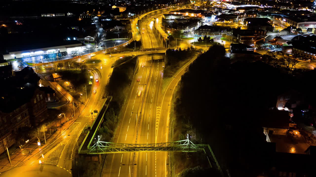 una vista aérea de un lapso de tiempo nocturno, lapso de tiempo de la a50, a500 carretera de doble calzada, autopista en el corazón de la zona central de stoke on trent, staffordshire
