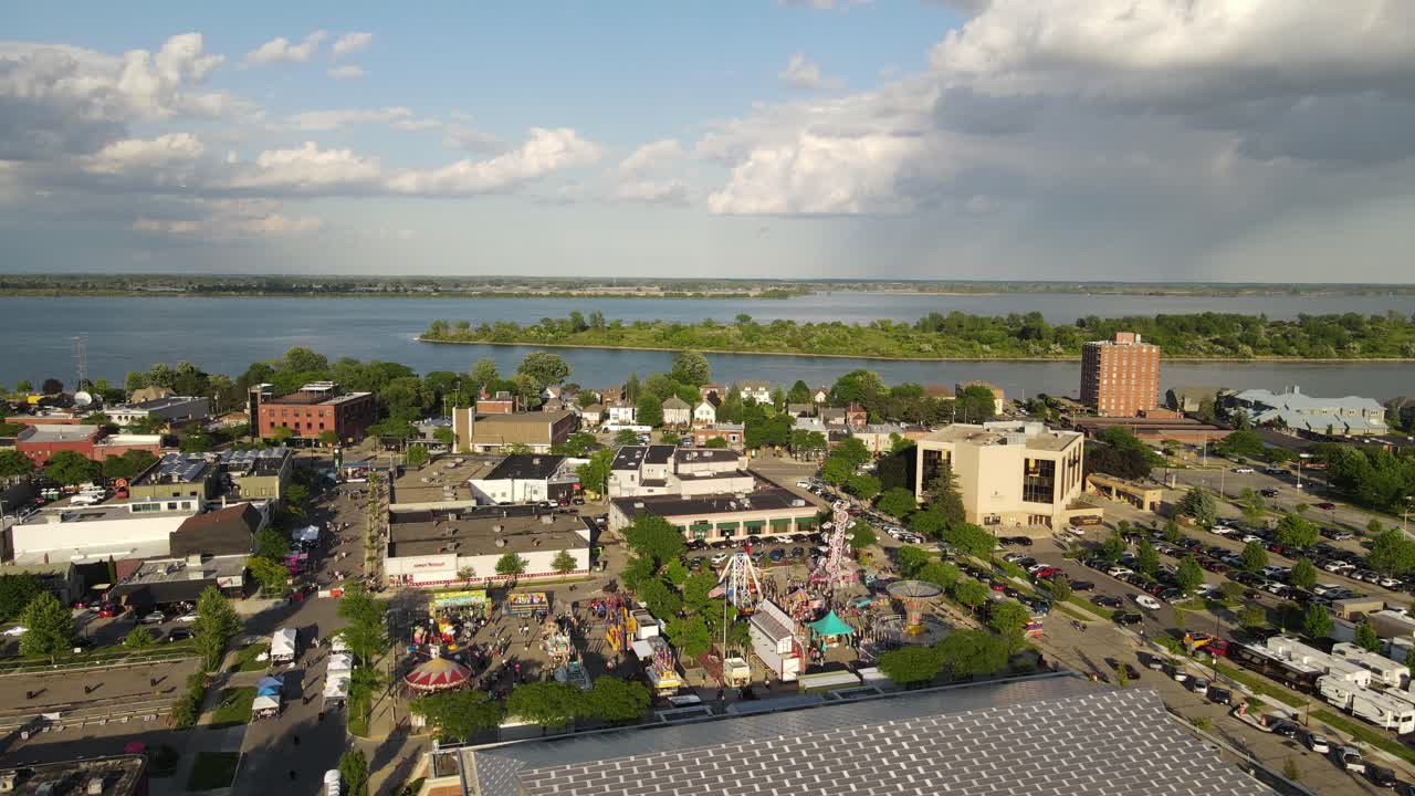 다운타운의 카니발과 공중 드론 뷰가 있는 미시간의 와이언도트 도시 경관