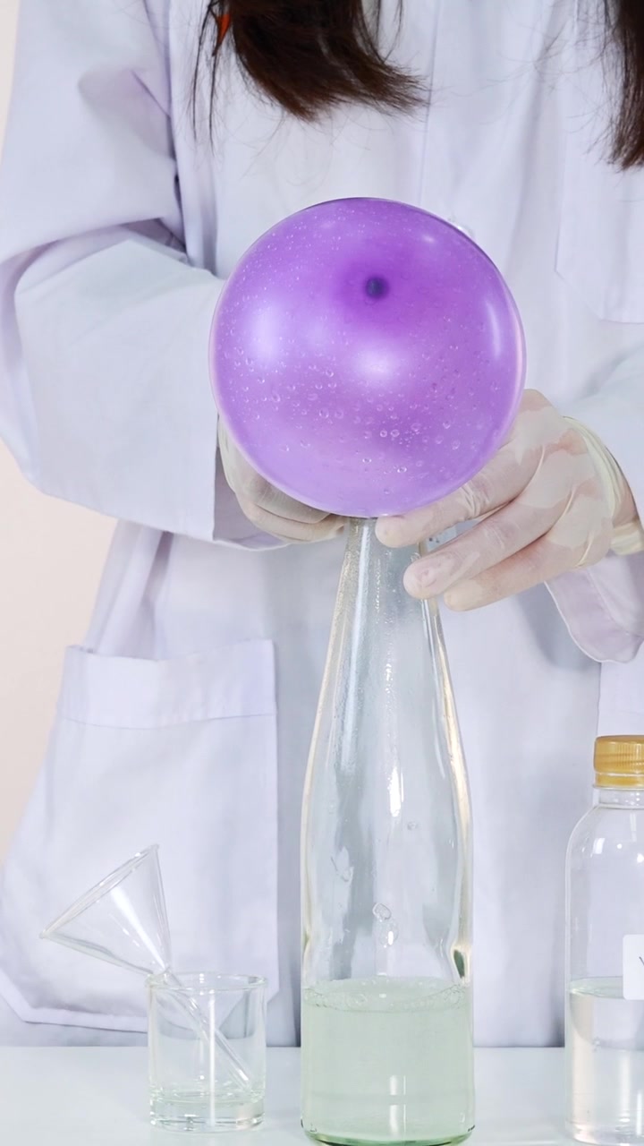 Enchendo um balão usando reação química
