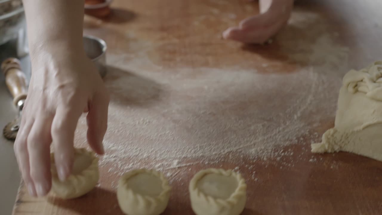 выпечка традиционных сардинских панад, качание теста с закрытыми руками