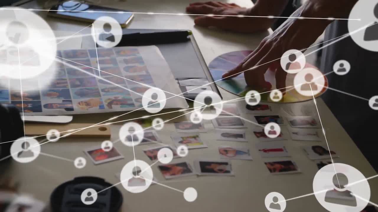 animación de la red de conexiones con iconos sobre la mujer utilizando una muestra de color