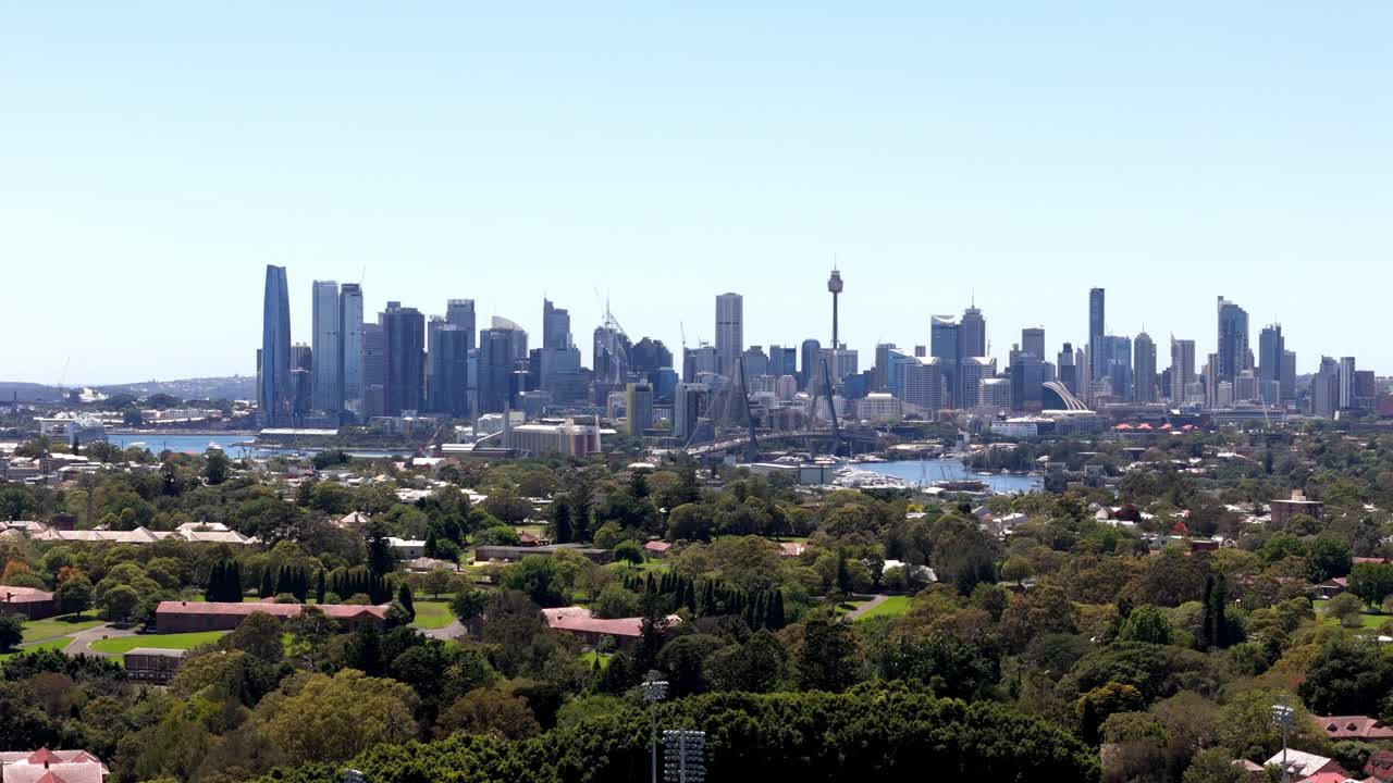 상징적인 다리가 있는 광활한 도시 스카이 라인, 교외의 전망대에서 볼 수 있는 파노라마 뷰