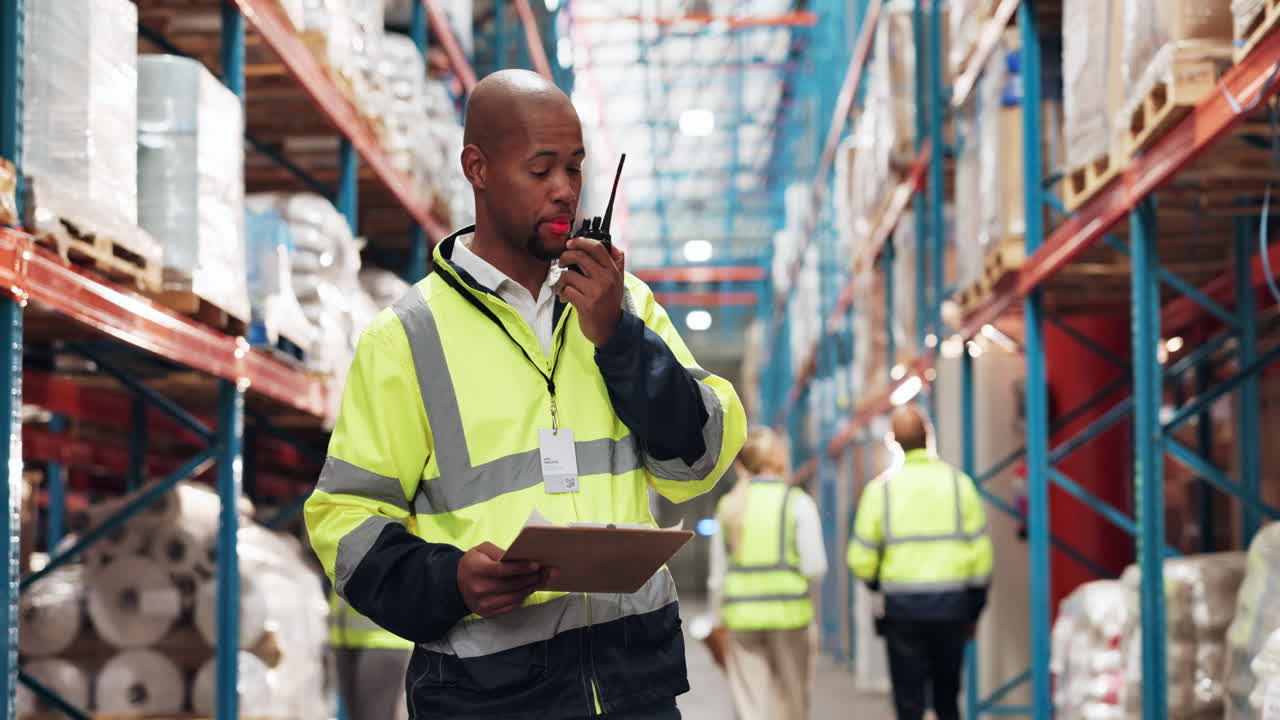 un trabajador de almacén usando un walkie-talkie en un gran almacén
