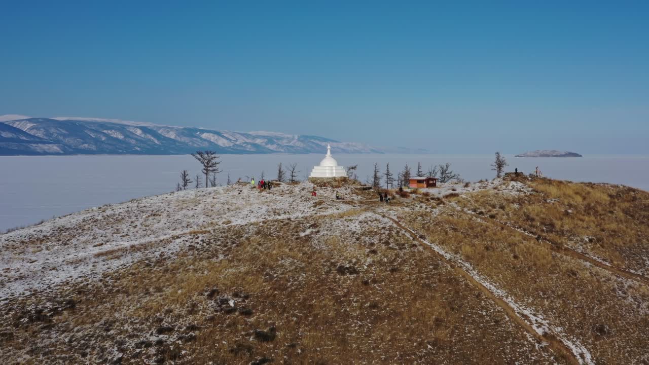 stupa en la isla de ogoy en el lago baikal