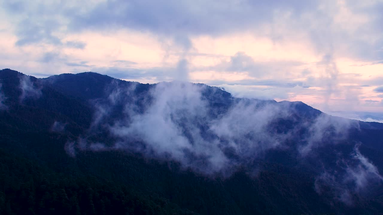 오아카카 주 산호세 델 파시피오의 시에라 산맥 위에서 어두워지면서 천천히 사라지는 구름