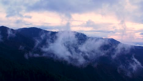las nubes se disuelven lentamente sobre la sierra al anochecer en san josé del pacífico, oaxaca