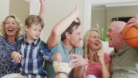 Glückliche-Kaukasische-Familie,-Die-Fernsieht-Und-Im-Wohnzimmer-Unterstützt