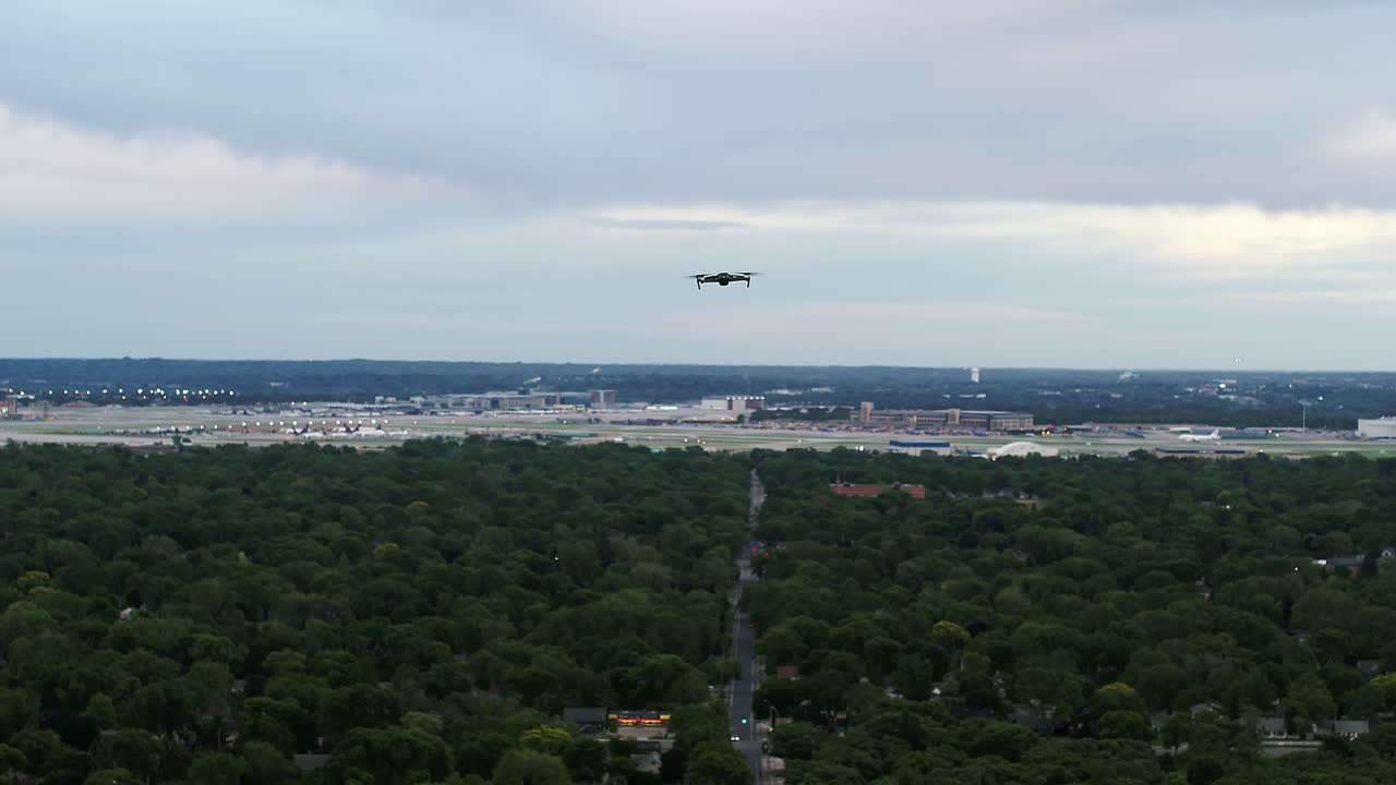 드론이 공항을 향해 줌 아웃하기 전에 잠시 맴돌고 있습니다.