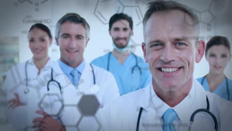 de cerca de un equipo médico sonriendo